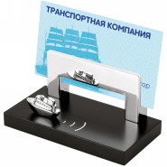 622888. Подставка для визиток "Корабль". 622888. Подставка для визиток "Корабль". Оригинальная подставка для визиток с фигуркой корабля, материал - металл, цвет - серебро, чёрный. Размер подставки - 9 х 4,5 х 4,5 см. Нанесение логотипа на подставку для визиток "Корабль" - лазерная гравировка.