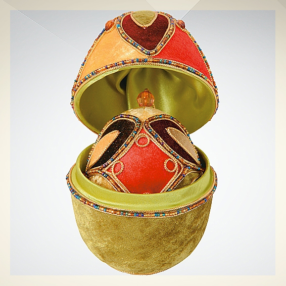 Ёлочное украшение в шкатулке. Ёлочное украшение в форме яйца, артикул MRM-15EGG, материал - бархат, бисер, тесьма. Размер ёлочного украшения в форме яйца - 14*11 см.