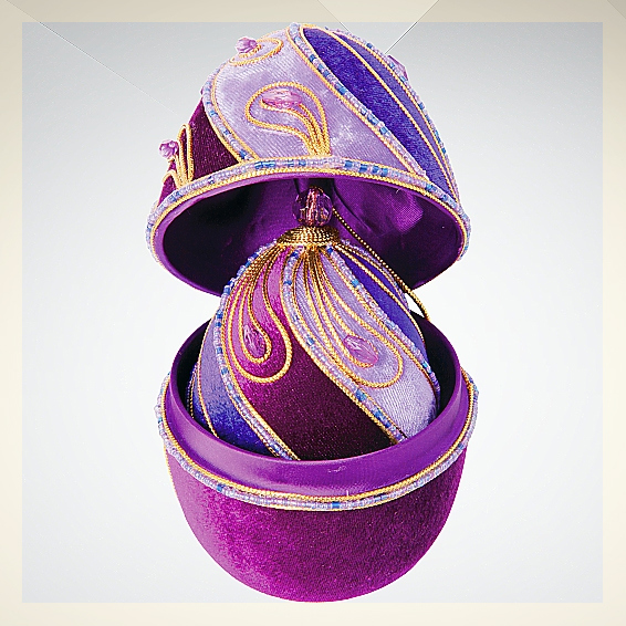Ёлочное украшение в шкатулке, артикул MRM-17EGG. Ёлочное украшение в шкатулке. Ёлочное украшение в форме яйца, артикул MRM-17EGG, материал - бархат, бисер, тесьма. Размер ёлочного украшения в форме яйца - 14*11 см.