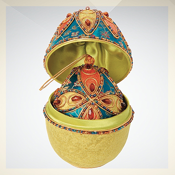 Ёлочное украшение в шкатулке, артикул MRM-1EGG. Ёлочное украшение в шкатулке. Ёлочное украшение в форме яйца, артикул MRM-1EGG, материал - бархат, шёлк с вышивкой, бисер, тесьма. Размер ёлочного украшения в форме яйца – 14*11 см.