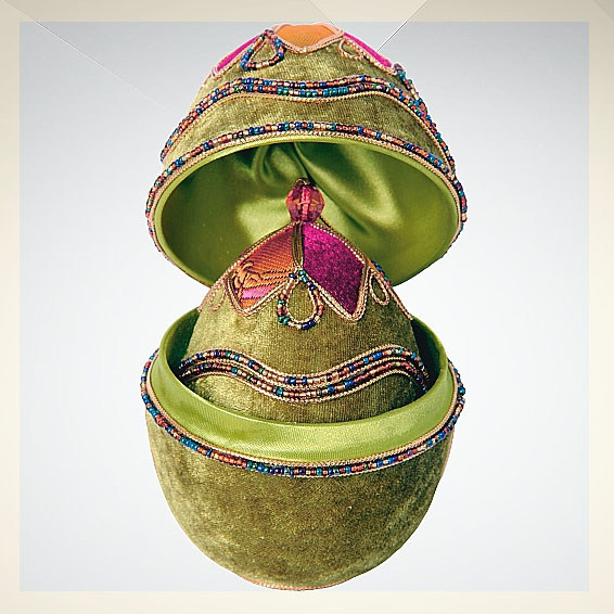 Ёлочное украшение в шкатулке, арт. MRM-2EGG. Ёлочное украшение в шкатулке. Ёлочное украшение в форме яйца, артикул MRM-2EGG, материал - бархат, бисер, тесьма. Размер ёлочного украшения в форме яйца – 14*11 см.