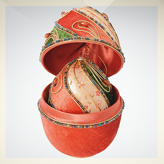 Ёлочное украшение в шкатулке, артикул MRM-6EGG. Ёлочное украшение в шкатулке. Ёлочное украшение в форме яйца, артикул MRM-6EGG, материал - бархат, шёлк с вышивкой, бисер, тесьма. Размер ёлочного украшения в форме яйца - 14*11 см., материал - бархат, шёлк с вышивкой, бисер, тесьма. Размер ёлочного украшения - 14*11 см.