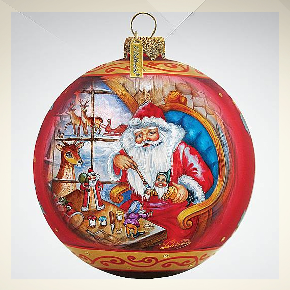 Ёлочный шар "Новогодние приготовления", артикул 73611, материал - стекло. Рисунок Деда Мороза, готовящегося развозить новогодние подарки, нанесён на ёлочный шар офсетной печатью и ручной росписью с использованием золотых блёсток.