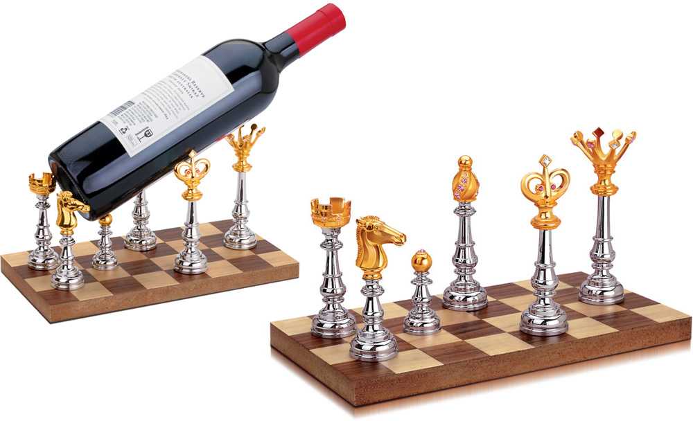 13009 Подставка под бутылку "Ход конём". Изысканный подарок человеку, имеющему отношение к шахматам. Поставляется в подарочной коробке. Материал – дерево, металл. Размер изделия – 25*13*13,5 см.