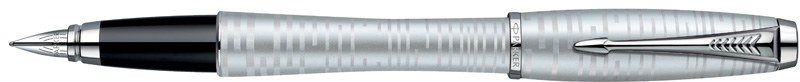 1906868. Перьевая ручка Parker Urban Premium Silver-Blue Pearl. Перьевая ручка Паркер с пером из нержавеющей стали, алюминиевый корпус приятного серебристого цвета с голубым оттенком, лёгкой пескоструйной обработкой и гравировкой, блестящие хромированные детали дизайна, съёмный колпачок.