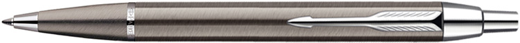 S0856490. Шариковая ручка Parker IM Gun Metal. Шариковая ручка Паркер с кнопочным механизмом, металлический текстурированный корпус покрыт тонированным в оружейный цвет, блестящим лаком, хромированные детали дизайна.