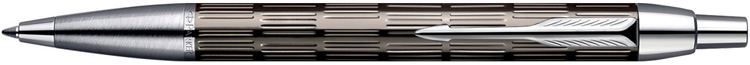 S0908610. Шариковая ручка Parker IM PREMIUM Twin Chiselled. Шариковая ручка Паркер с кнопочным механизмом выдвижения стержня. Корпус ручки с гравированным рисунком вертикальных штрихов окрашен под серый оружейный металл, детали дизайна ручки с хромированным блестящим покрытием, текстурированная зона захвата ручки серебристого цвета с хромированным наконечником.