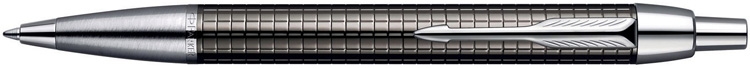 S0908710. Шариковая ручка Parker IM PREMIUM Deep Gun Metal Chiselled. Шариковая ручка Паркер с отделкой под оружейную сталь, сетчатая гравировка корпуса покрыта глянцевым лаком, хромированные детали дизайна, текстурированная серебристая зона захвата ручки, кнопочный механизм выдвижения стержня.