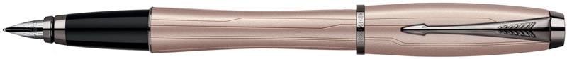 S0949260. Перьевая ручка Parker URBAN PREMIUM Metallic Pink. Перьевая ручка Паркер оснащена пером из прочной нержавеющей стали, латунный корпус покрыт металлизированным пастельно-розовым лаком с сатиновым отливом, корпус и съёмный колпачок ручки украшены эксклюзивным орнаментом из элегантных тонких линий, детали дизайна ручки с тёмно-серым лаковым покрытием.
