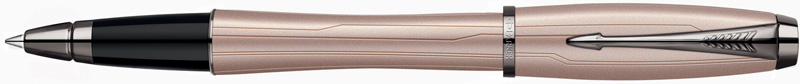 S0949270. Роллер Parker URBAN PREMIUM Metallic Pink. Роллер Паркер со съёмным колпачком, корпус роллера и колпачок украшены эксклюзивным орнаментом из элегантных тонких линий, отделка металлизированным пастельно-розовым лаком с сатиновым отливом, детали дизайна роллера покрыты тёмно-серым лаком.