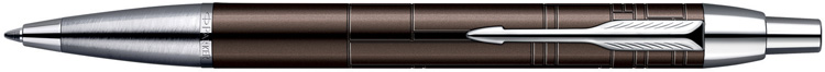 S0949730. Шариковая ручка Parker IM PREMIUM Metallic Brown. Шариковая ручка Паркер с кнопочным механизмом, тёмно-коричневый корпус с сатиновым отливом подчёркнут эксклюзивным орнаментом из элегантных тонких линий, серебристая текстурированная зона захвата ручки, хромированные детали дизайна.