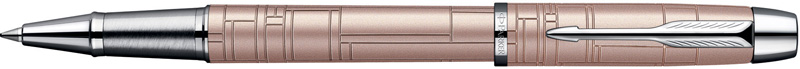 S0949770. Роллер Parker IM PREMIUM Metallic Pink. Роллер Паркер со съёмным колпачком. Корпус роллера и колпачок украшены металлизированным розовым лаком, эксклюзивным орнаментом из элегантных тонких линий, хромированными деталями дизайна. Зона захвата роллера - серебристый текстурированный металл.