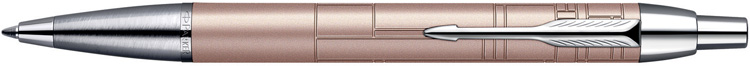 S0949780. Шариковая ручка Parker IM PREMIUM Metallic Pink. Шариковая ручка Паркер с кнопочным механизмом, корпус ручки украшен металлизированным розовым лаком с сатиновым отливом, эксклюзивным орнаментом из элегантных тонких линий, хромированными деталями дизайна. Зона захвата ручки - серебристый текстурированный металл.